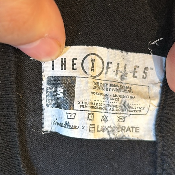 2/25 🕷️ The X Files Alien Graphic T-shirt by Loot Crate - Picture 3 of 4